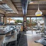 Chalet De Luxe Avec Jacuzzi, Salle Cinema Et Piscine Au Centre De - Fr-1-569-10 Megeve