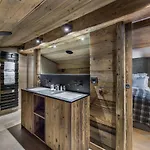 Chalet De Luxe Avec Jacuzzi, Salle Cinema Et Piscine Au Centre De - Fr-1-569-10 Megeve