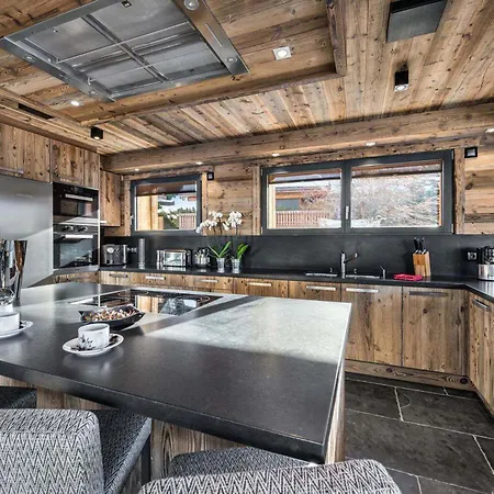 Chalet De Luxe Avec Jacuzzi, Salle Cinema Et Piscine Au Centre De - Fr-1-569-10